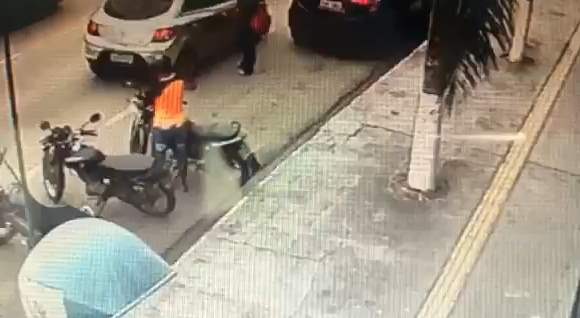 Homem furta motocicleta em plena luz do dia no centro de Porto Velho - VÍDEO