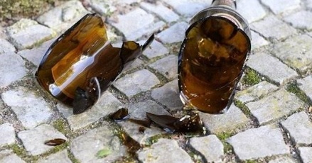 "Paquerador" ataca marido enciumado com golpes de gargalo de garrafa
