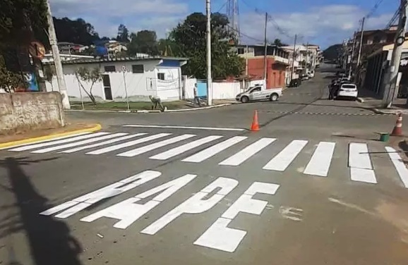 Pintura de trânsito com erro de grafia em rua de SP repercute na web: 'RAPE'
