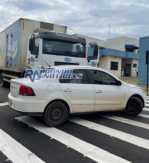 Caminhoneiro invade pista e arrasta Voyage em trecho interditado