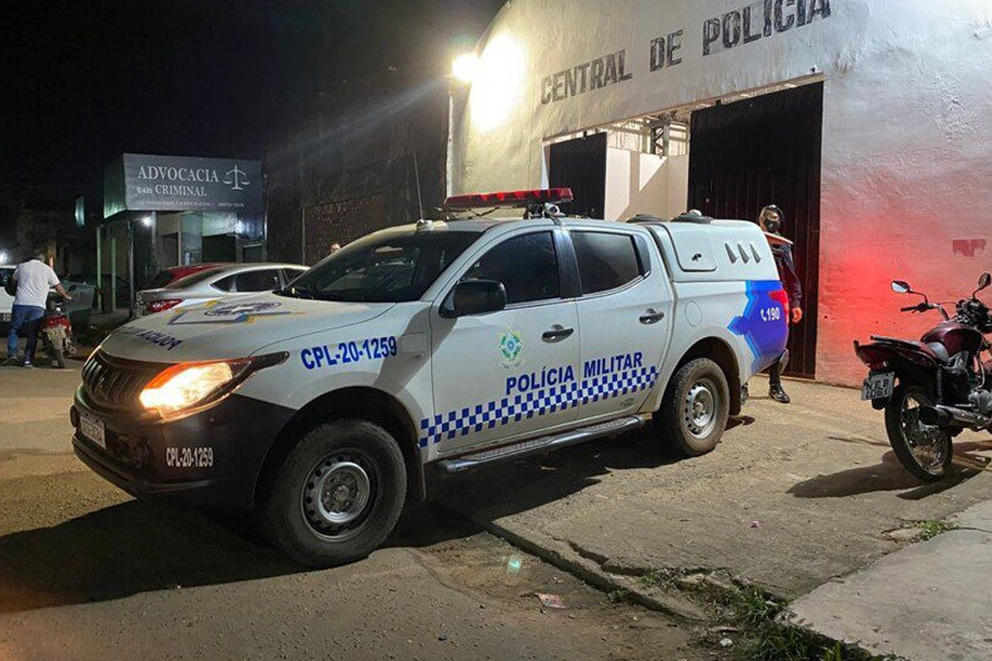 Bandidos tocam terror e fazem família refém durante roubo de caminhonete