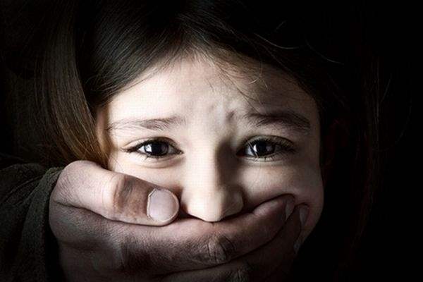 Criança de 5 anos é “resgatada” por vizinhos após mãe ser assassinada