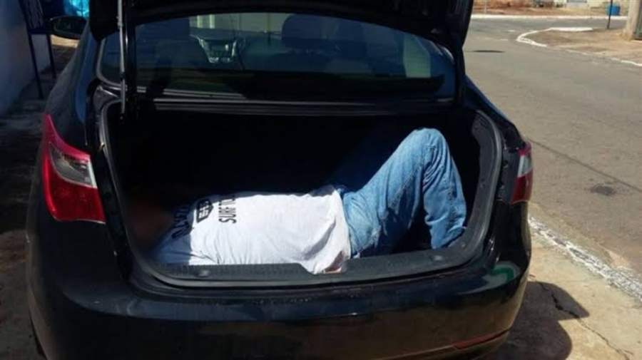 Motorista de App é rendido por bandidos que roubam segundo carro e fogem