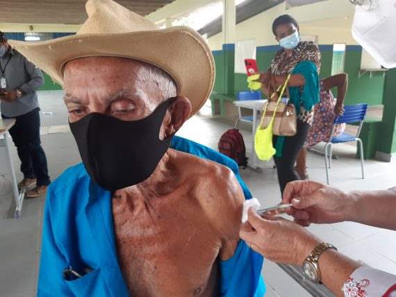 Idosos com mais de 80 anos recebe primeira dose da vacina, em Ji-Paraná