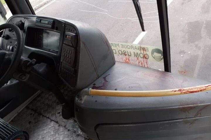 Assaltante violento dá facada em orelha de passageira em ônibus 