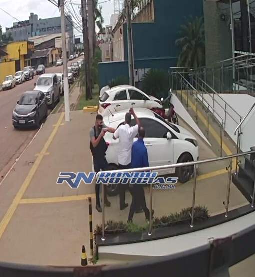 Dupla rende funcionário de hospital na agência do sicoob e leva malote 