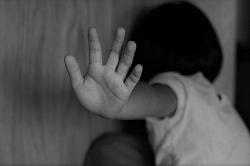 Mulher é presa após espancar a própria filha com cabo de vassoura