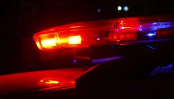 Homem armado invade casa e estupra mulher na frente dos próprios filhos pequenos