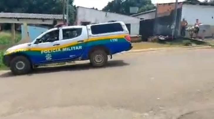 Homem é preso após assaltar jovem e trocar tiros com a PM