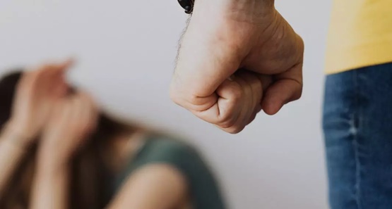 Homem não aceita separação e agride ex-mulher com socos e chutes