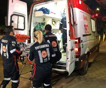 Homem leva facada no tórax e bate em residência pedindo socorro