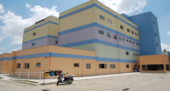Família de bebê que tomou vacina contra Covid por engano entra na Justiça 