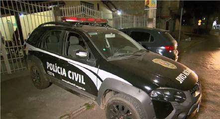 Idosa de 62 anos é presa suspeita de matar marido e enterrar corpo na cozinha

