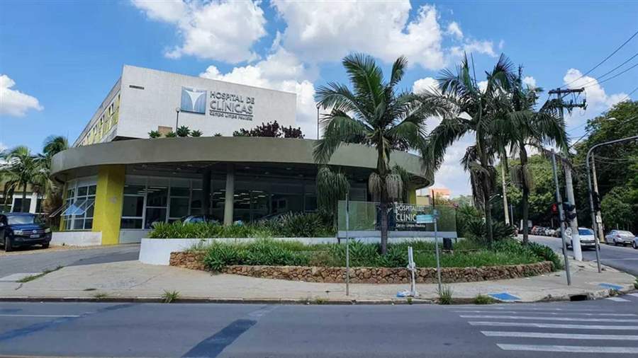 Homem morre ao mexer com celular conectado na tomada na beira de piscina