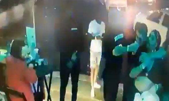 Veja o momento em que homem é executado a tiros na porta da boate; cenas fortes