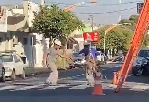 Eletricistas dançam no meio da rua após cortarem energia da casa de trabalhador; assista