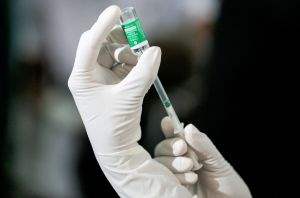 Dose de reforço é fundamental para combate à variante Ômicron, diz especialista