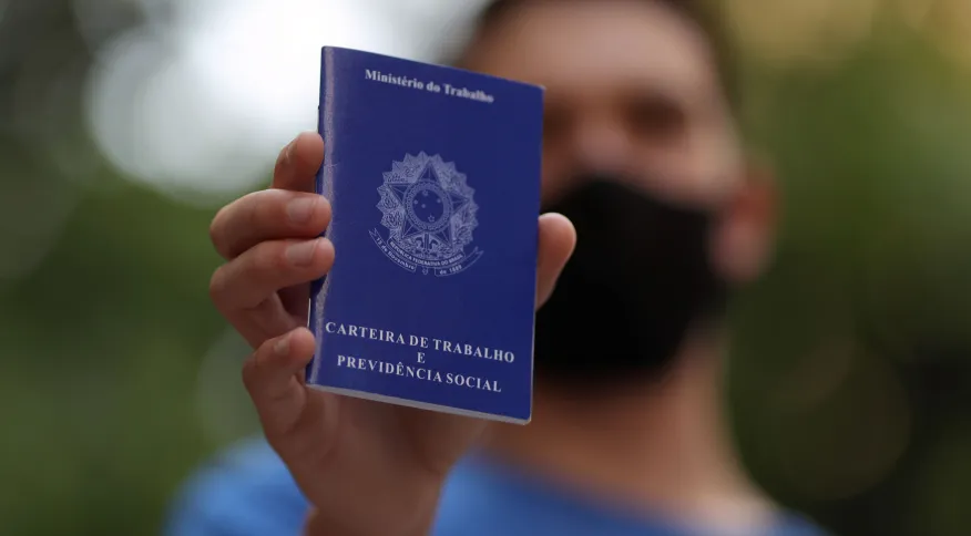Brasil abre 328,5 mil vagas formais de trabalho em fevereiro, queda anual de 17%