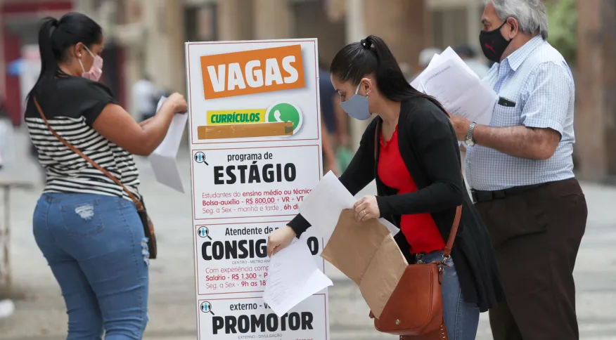 Desemprego cai para 8,7% no trimestre, menor taxa desde 2015, apontam dados do IBGE
