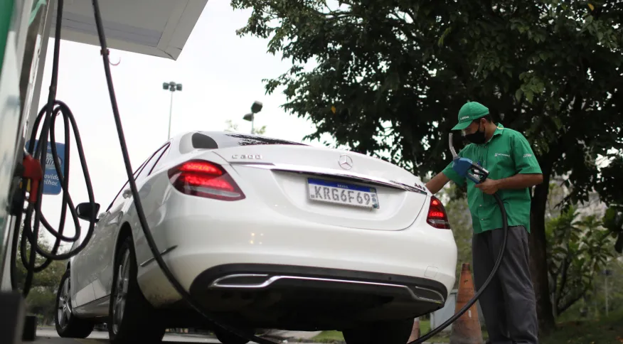 Com redução do ICMS, gasolina despenca a menor valor desde outubro de 2021, diz ANP