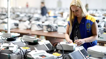 40% das brasileiras ainda não têm voto fixo e grupo pode definir eleições, diz pesquisa
