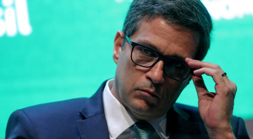 Brasil é único país do mundo com revisões para crescimento, diz presidente do BC
