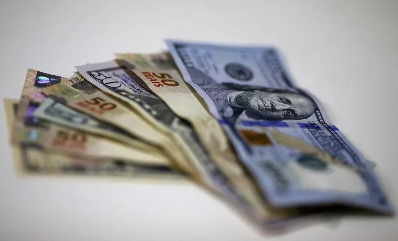 Ibovespa opera em queda de mais de 2%; dólar fecha em alta, a R$ 5,38