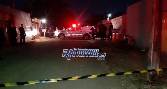 Jovem de 19 é executado por motociclista e mulher é vítima de bala perdida
