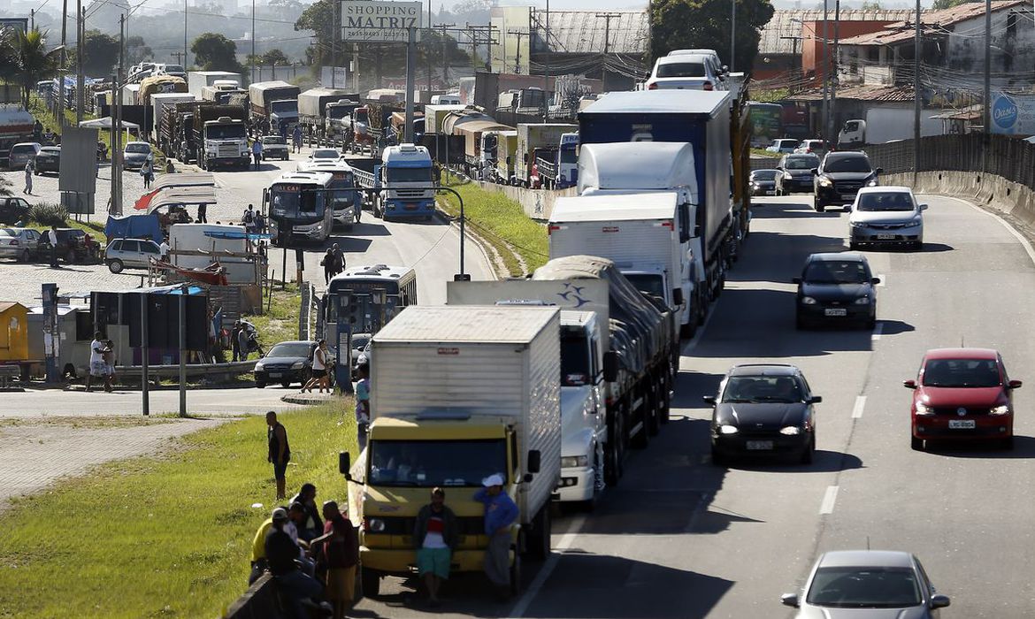 Caminhoneiros e taxistas de todo o país recebem auxílio nesta terça, 18 

