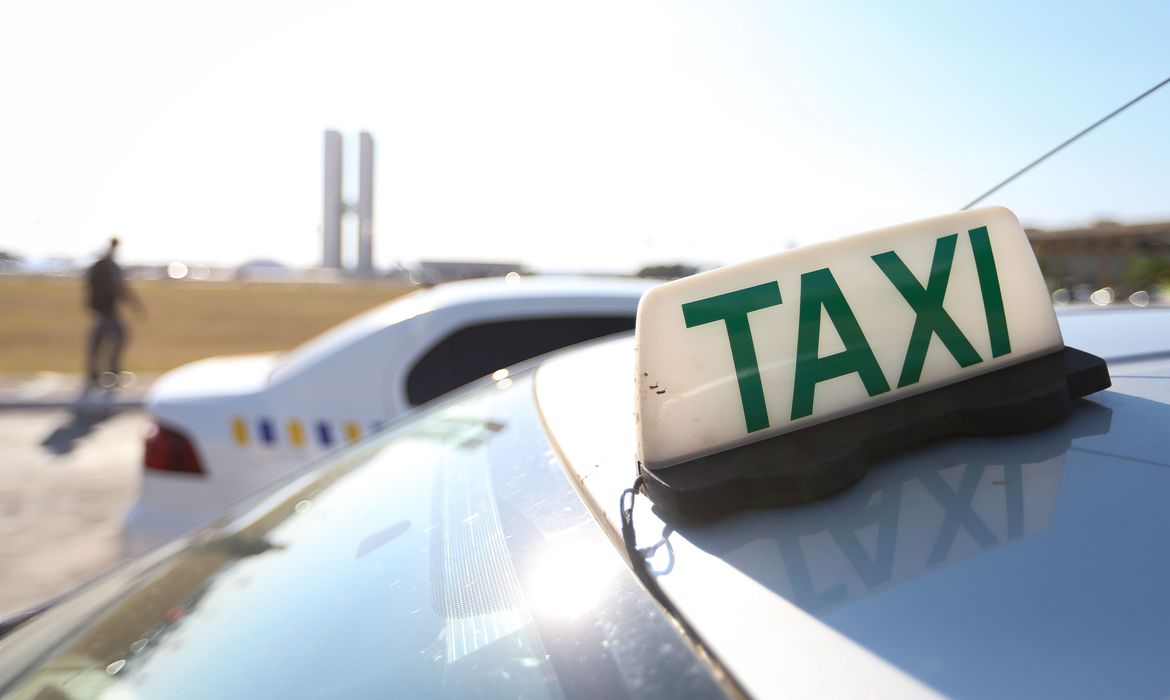 Auxílios Caminhoneiro e Taxista podem ser requeridos até 10 de outubro
