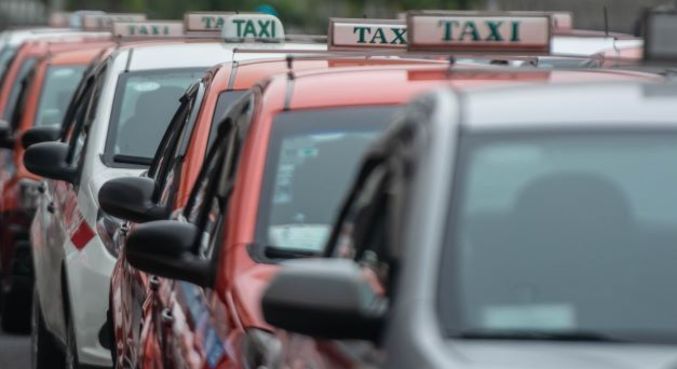Mais de 300 mil taxistas já estão cadastrados para receber auxílio de R$ 1.000, diz caixa