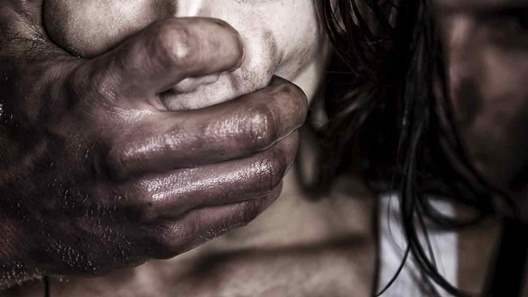 Homem invade casa de vizinho e estupra adolescente de 14 anos 