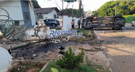 Caminhonete capota ao passar em lombada e destrói muro da vila do 5º BEC