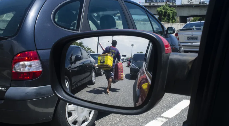 60% dos trabalhadores informais no Brasil fazem “bicos” para sobreviver, diz estudo
