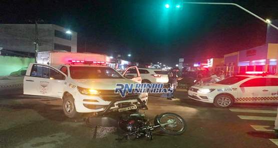 Motociclista fica ferido depois de colidir com o rabecão do IML 