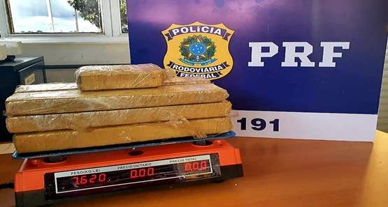 Adolescente é apreendida com quase 08 quilos de maconha na BR-364