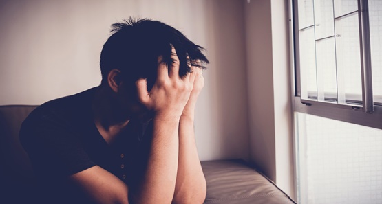 Após noite de farra rapaz convida amigo para dormir em sua casa e estupra