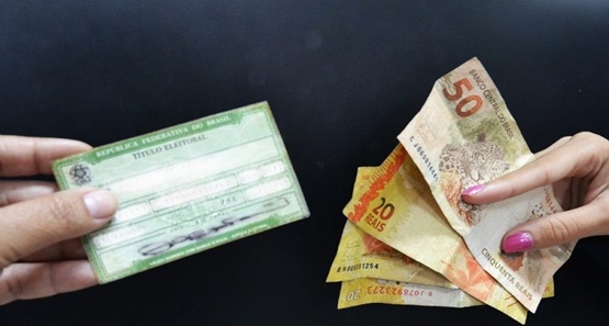 Após denúncia PM prende mulher comprando votos e fazendo boca de urna