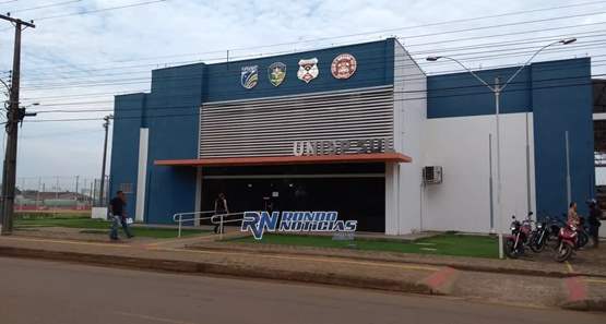 Mulher chama vizinho de caloteiro e o agride com soco  no rosto 