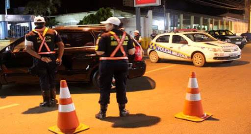 Motociclista cai em blitz e polícia encontra drogas e a quantia de R$. 470,00 
