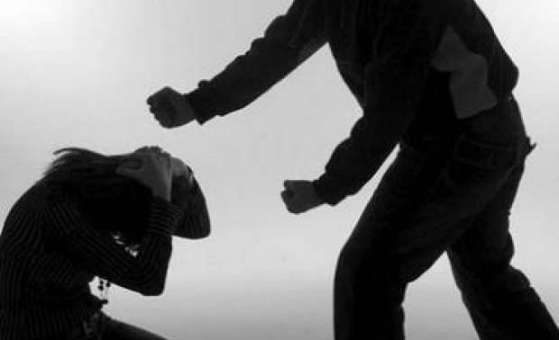 Homem é preso após agredir a esposa por ter demorado a ir buscá-lo em bar 