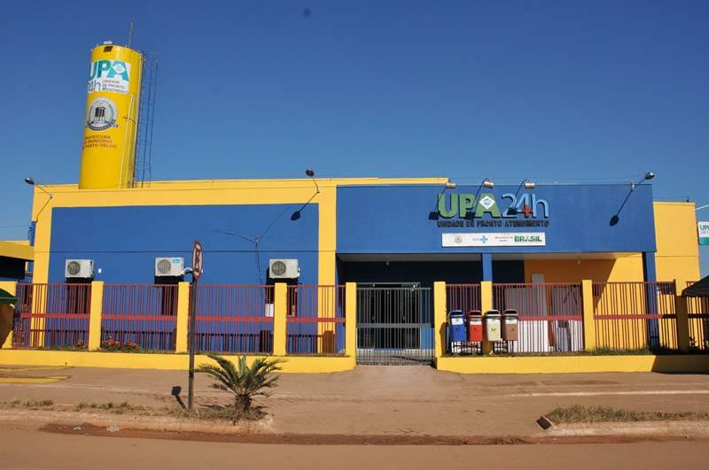 Jovem leva tiro na perna enquanto bebia em mesa de bar