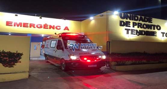 Após sair de bar, homem e um adolescente são baleados nas nádegas
