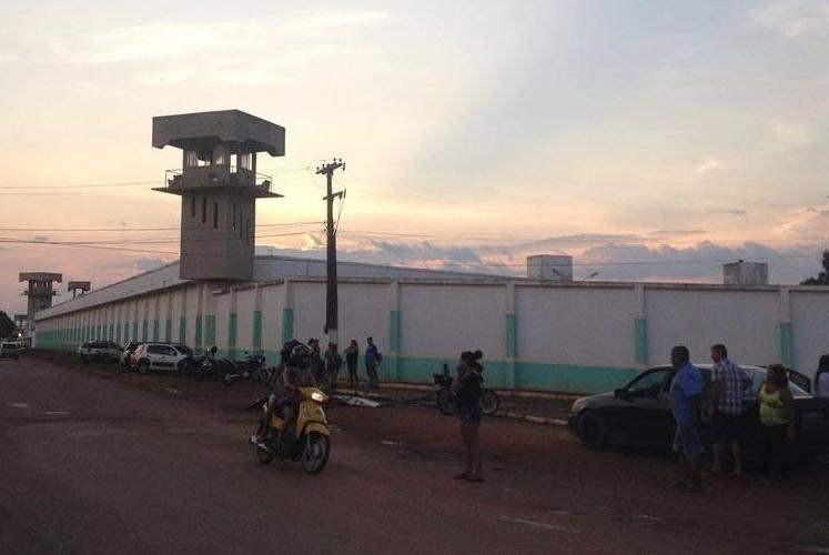 Policial penal é flagrado e preso levando celulares para detentos em presídio