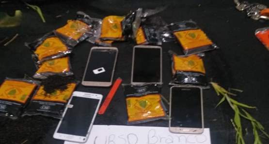 Policiais fazem varredura em presídio e encontram drogas e celulares