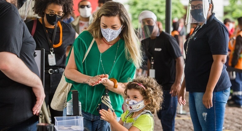 Sociedade Brasileira de Infectologia recomenda a volta do uso de máscaras
