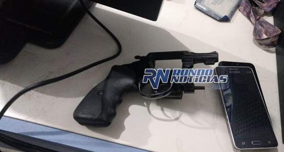 Polícia evita roubos e prende dupla arma com revólver na zona sul
