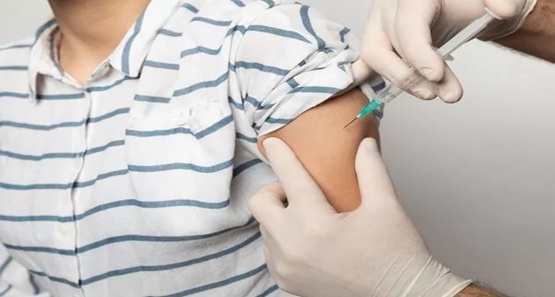 “4ª dose é fundamental para evitar evolução grave da Covid”, diz epidemiologista
