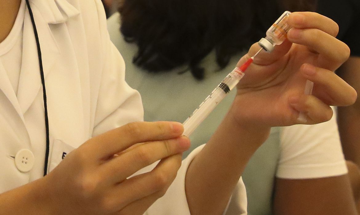 Mais de 69 milhões de brasileiros não tomaram 1ª dose de reforço contra covid-19
