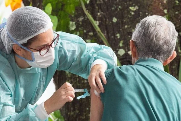 Brasil é o 4º país da América do Sul no ranking de doses de reforço contra covid-19